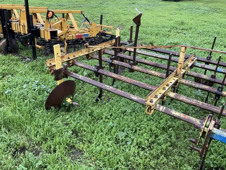 (offsite)-custom-3-pt-3-row-60"-cultivator-image-7