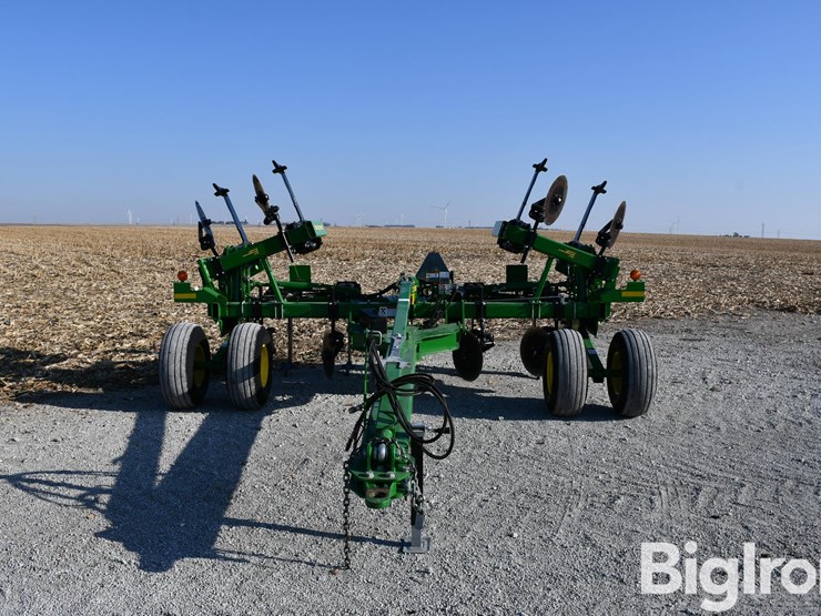 2024-john-deere-2100-image-2