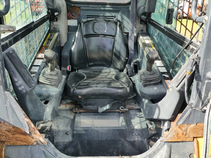 2010-deere-318d-image-11