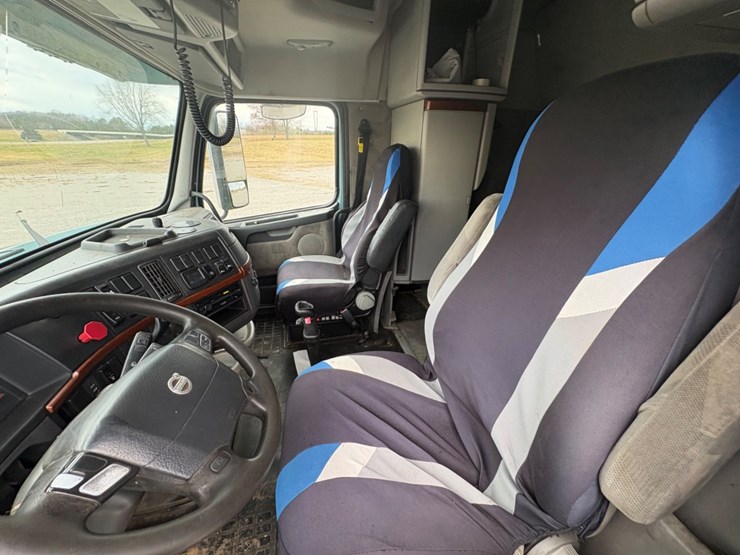 #30702-•-2011-volvo-vnl-tandem-axle-truck-tractor-image-18