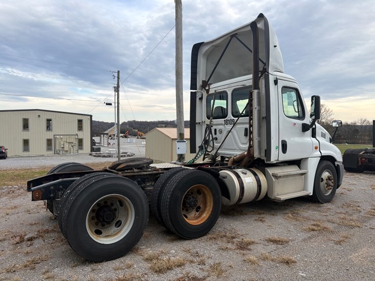 #30502-•-2018-freightliner-cascadia-tandem-axle-truck-tract-image-4