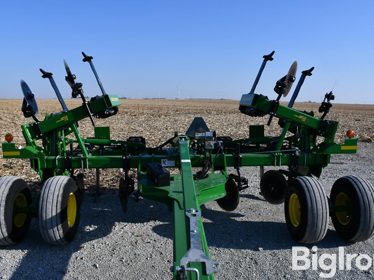 2024-john-deere-2100-image-13