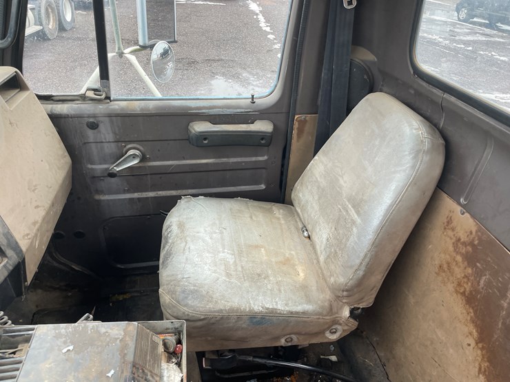 #1015-•-1992-navistar-international-transportation-flatbed-truck-(has-wi-title)-image-49