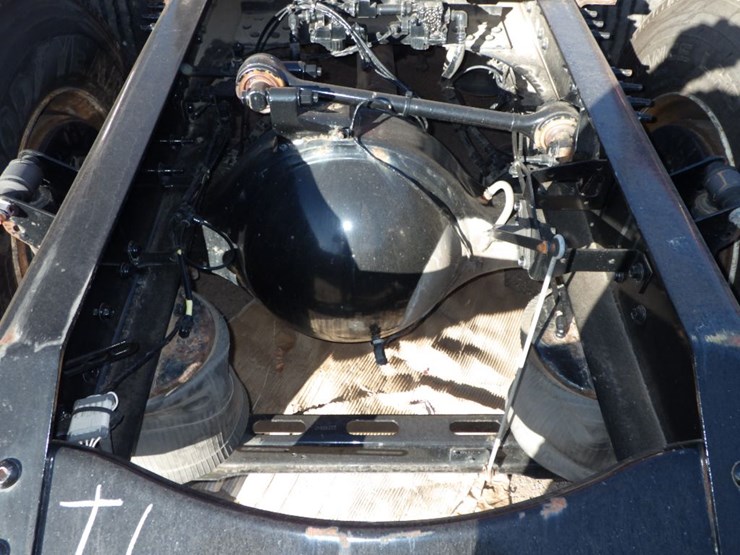 2021-volvo-vnl-300-image-12