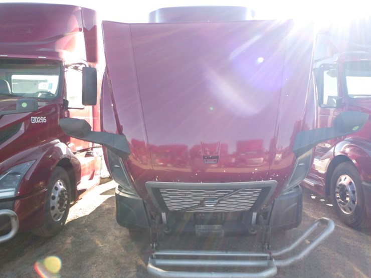 2021-volvo-vnl-300-image-28