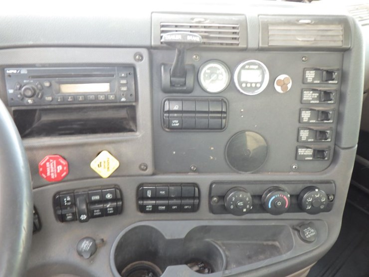 2009-freightliner-cascadia-125-image-18