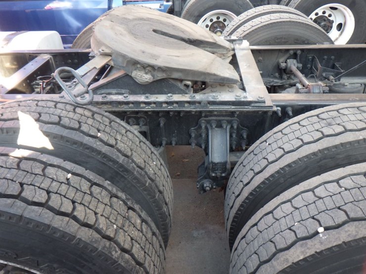 2021-volvo-vnl-300-image-12