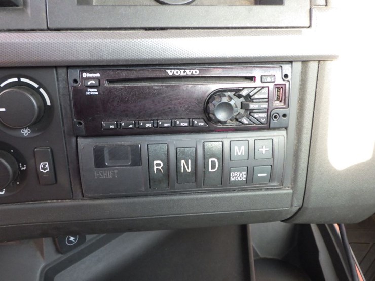 2021-volvo-vnl-300-image-22