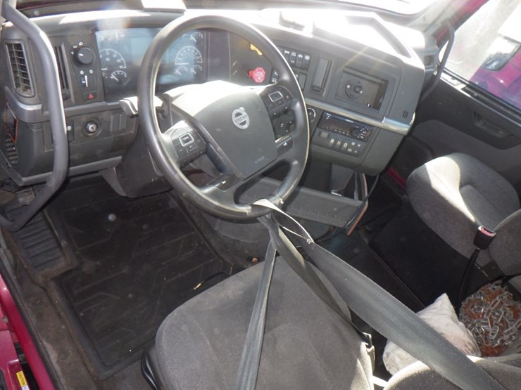 2021-volvo-vnl-300-image-14