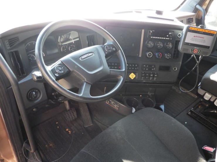 2023-freightliner-cascadia-126-image-18