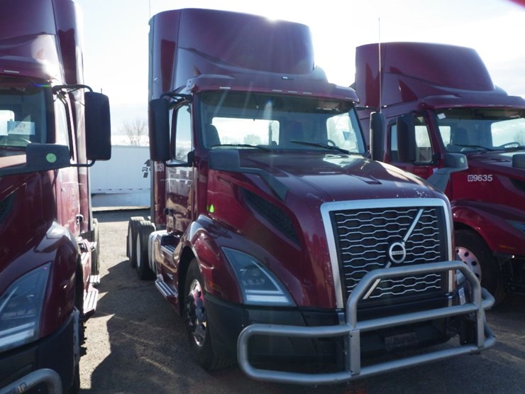 2021-volvo-vnl-300-image-3