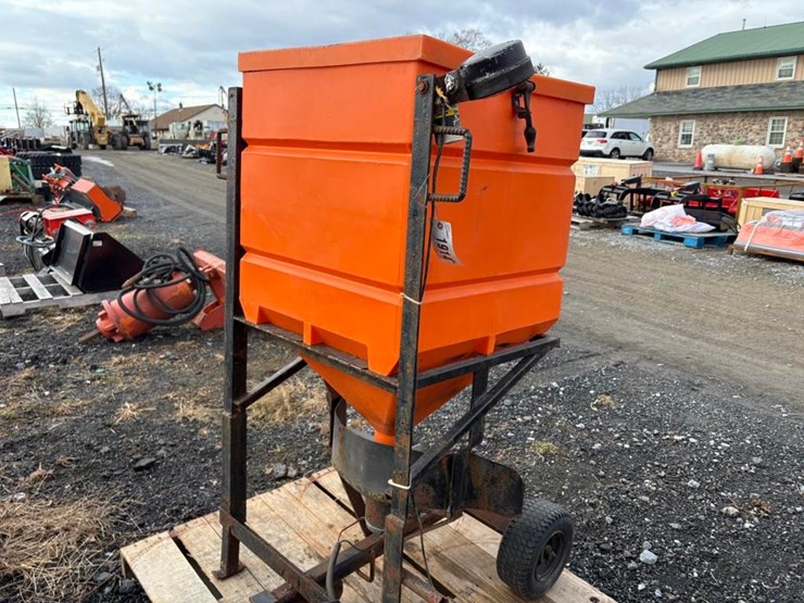 tailgate-salt-spreader-image-2