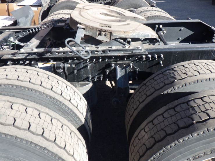 2022-volvo-vnl-760-image-13