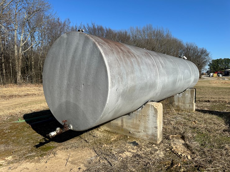 #35828-•-~3,700-gallon-fuel-tank-w/pump-image-3