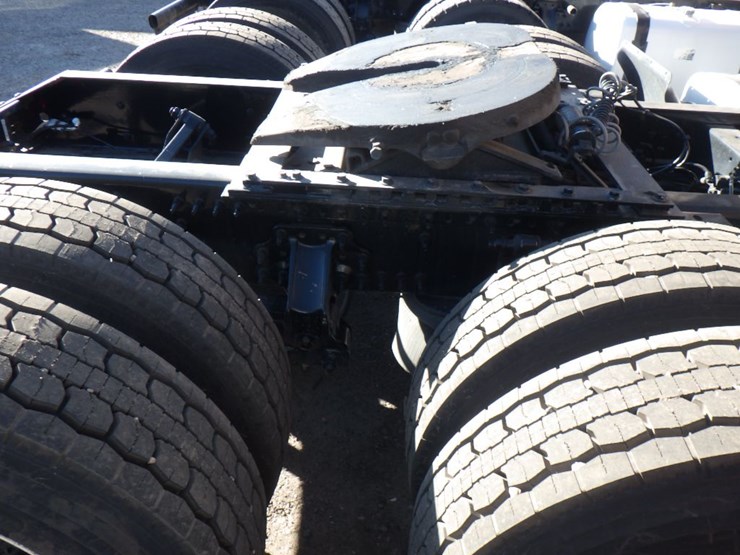 2022-volvo-vnl-300-image-4