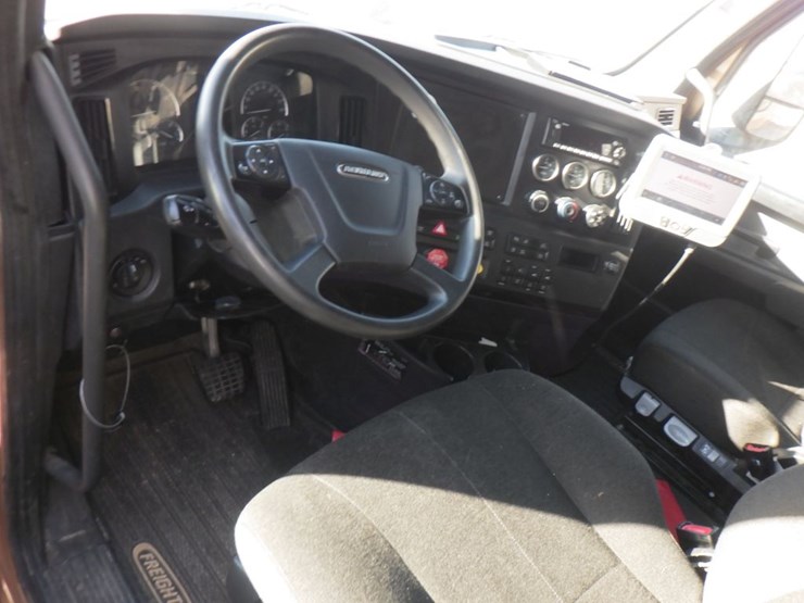 2023-freightliner-cascadia-126-image-13