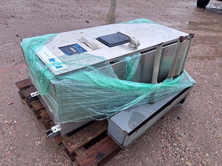 #8000-•-pallet-with-transfer-switch-image-1