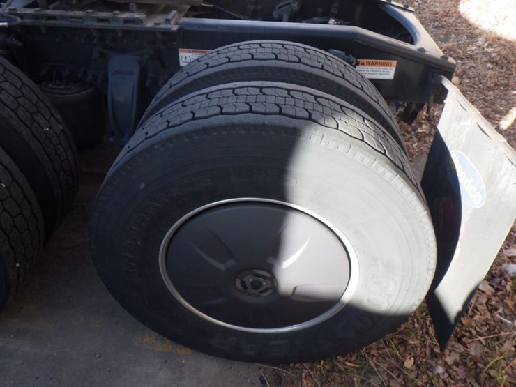 2023-freightliner-cascadia-126-image-10