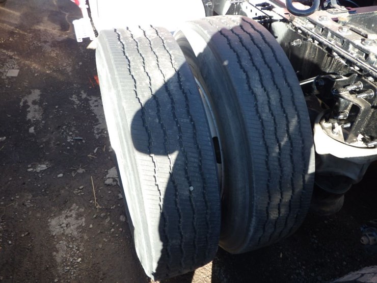 2021-volvo-vnl-300-image-17