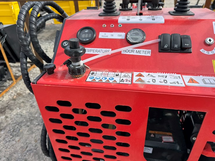 #22787-•-unused-agt-ysrt114-stand-on-tracked-loader-ysrt142025l110321-image-29