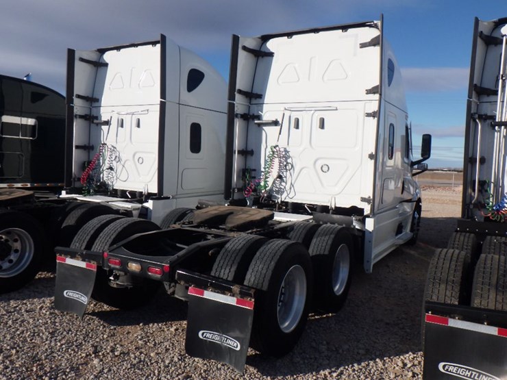 2022-freightliner-cascadia-126-image-9