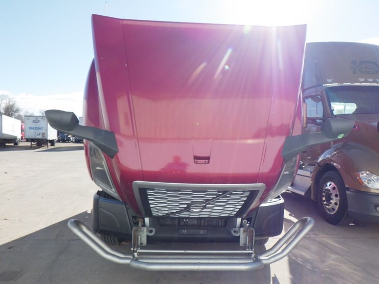 2020-volvo-vnl-760-image-26