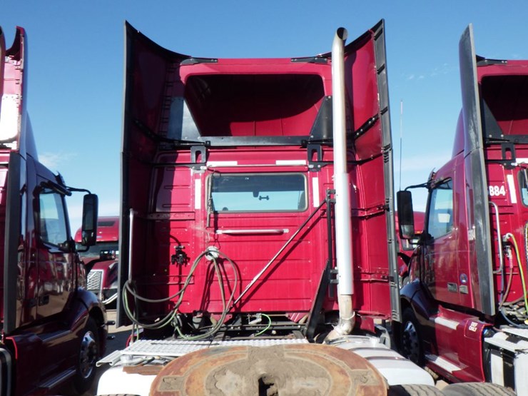 2022-volvo-vnl-300-image-14