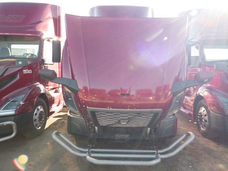 2021-volvo-vnl-300-image-31