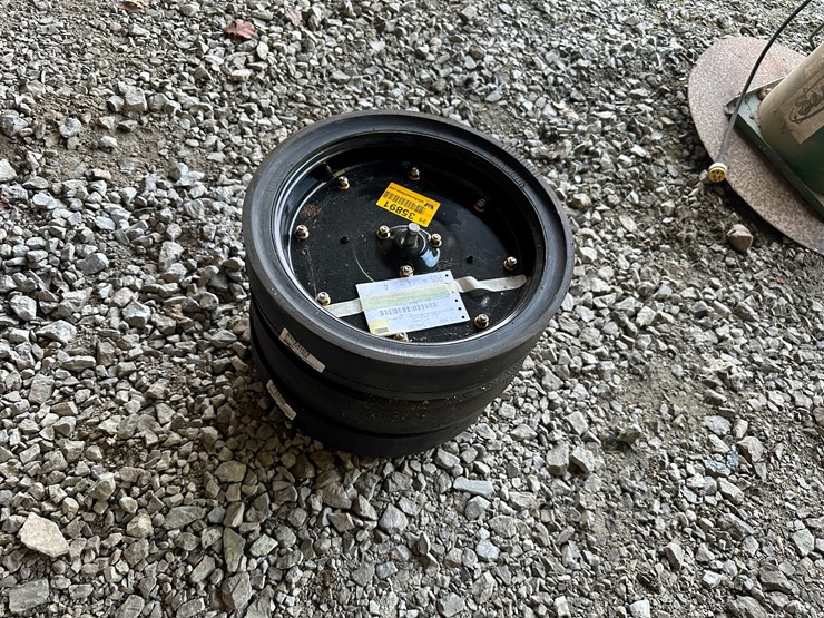 #35891-•-lot-of-(3)-john-deere-guage-wheels-image-2