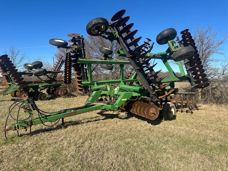 john-deere-32-image-1