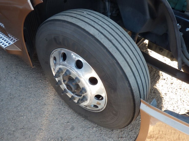 2023-volvo-vnl-760-image-25