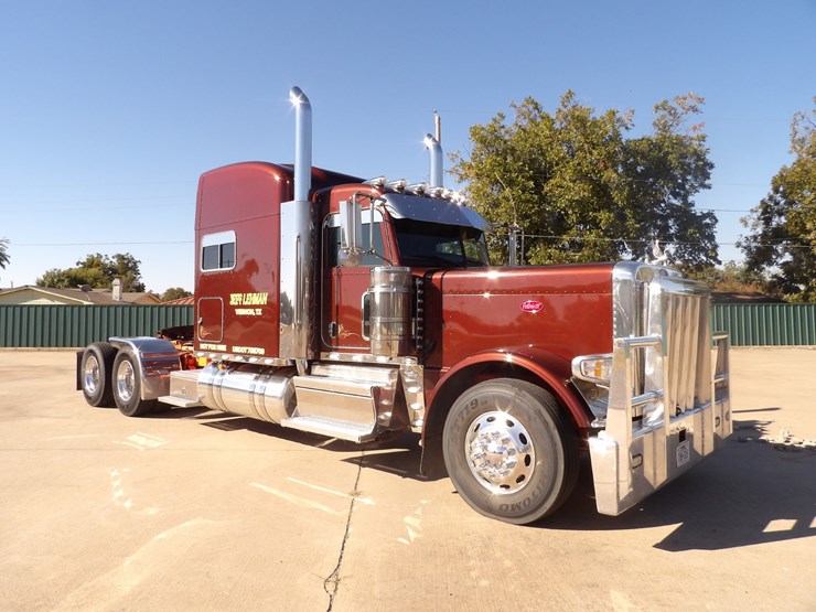 2022-peterbilt-389-image-1