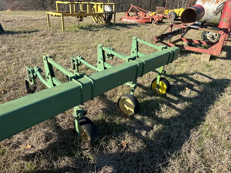 #35831-•-8-row-30"-cultivator-image-17