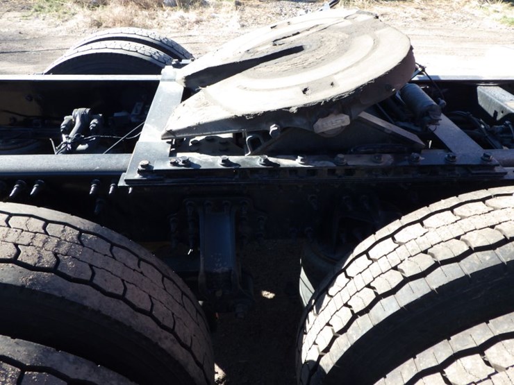 2021-volvo-vnl-300-image-8