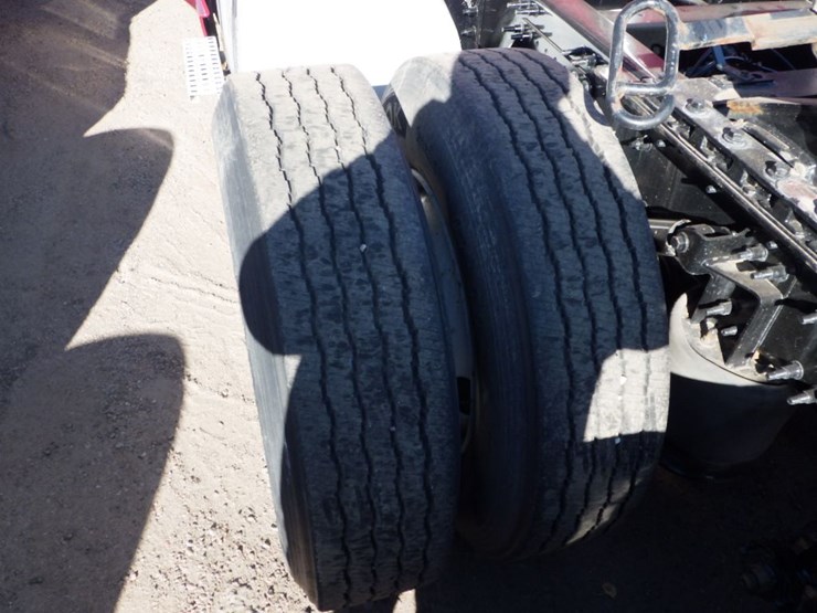 2021-volvo-vnl-300-image-19