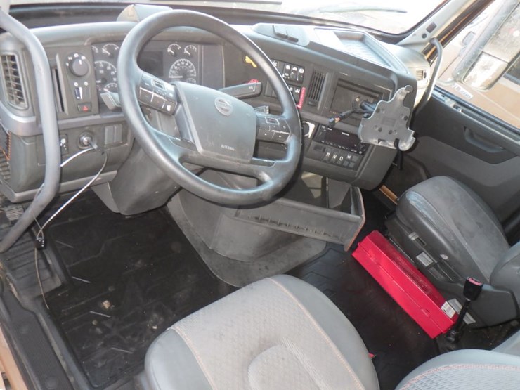 2022-volvo-vnl-760-image-15