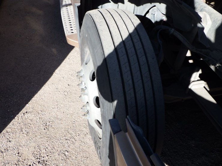 2023-freightliner-cascadia-126-image-28