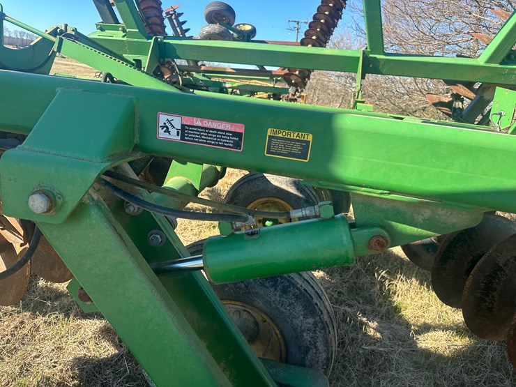 john-deere-32-image-22