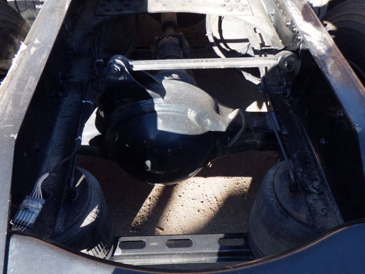 2022-volvo-vnl-760-image-11