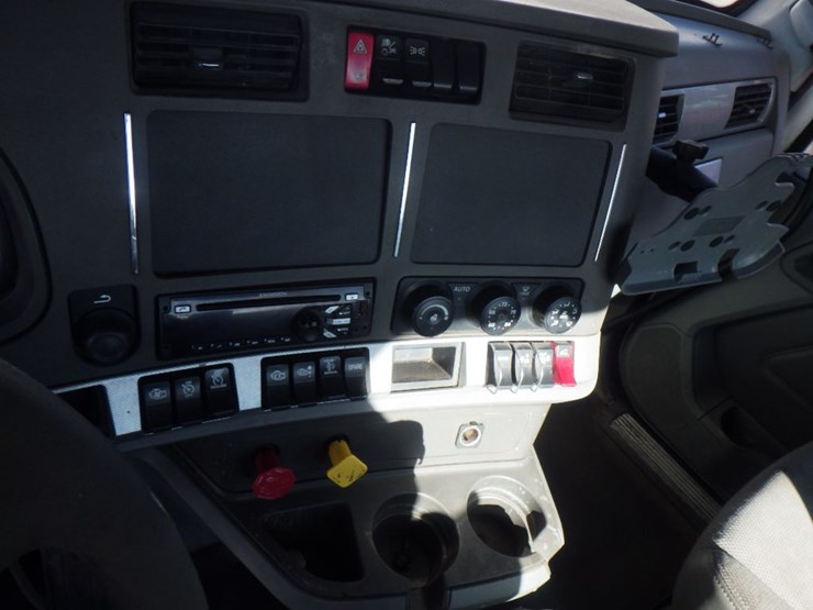 2016-kenworth-t880-image-15