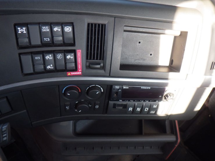 2022-volvo-vnl-300-image-15