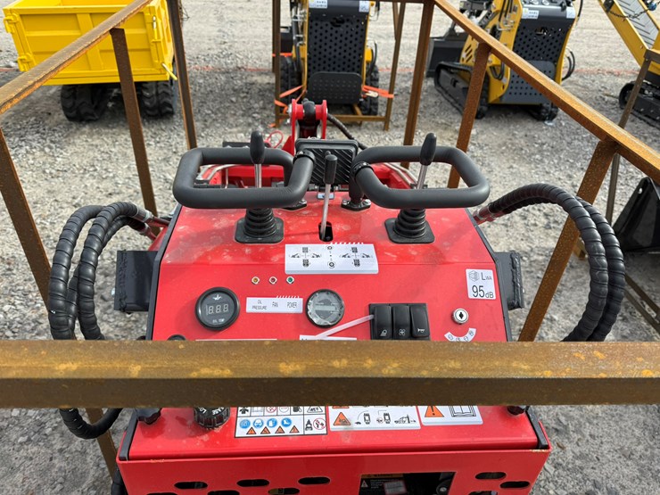 #22787-•-unused-agt-ysrt114-stand-on-tracked-loader-ysrt142025l110321-image-33