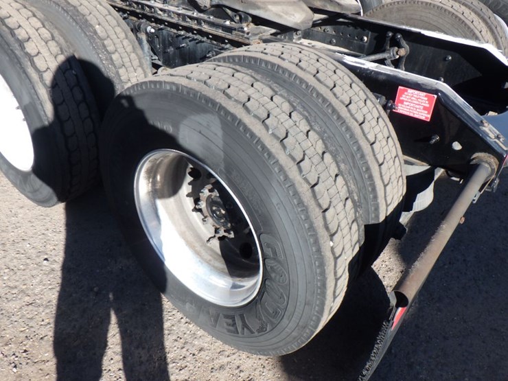 2022-volvo-vnl-760-image-13