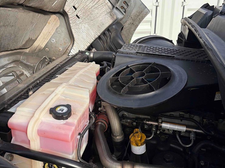 2019-freightliner-cascadia-single-axle-road-tractor-image-10