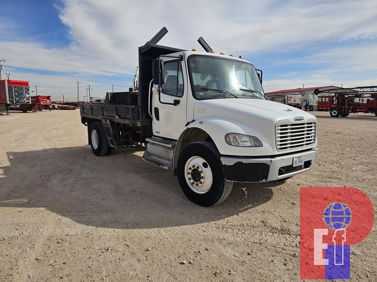 2011-freightliner-m2-106-image-4