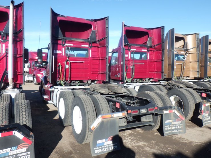 2022-volvo-vnl-300-image-11