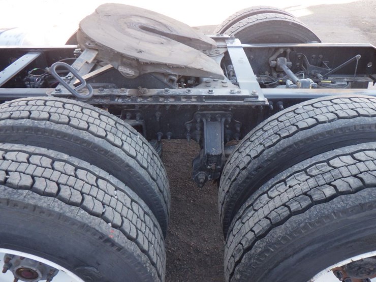 2021-volvo-vnl-300-image-13