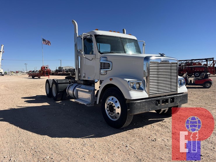 2020-freightliner-coronado-122-sd-image-11
