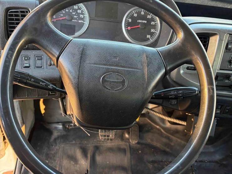 2011-hino-268-image-14