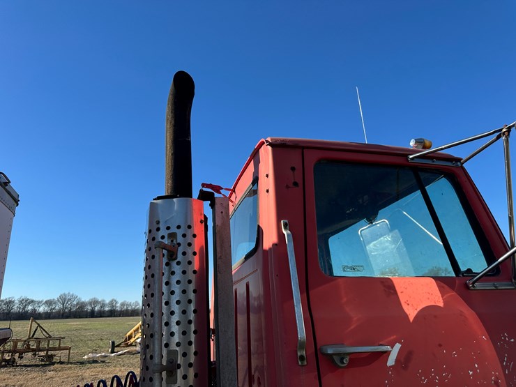 1974-ford-9000-image-39